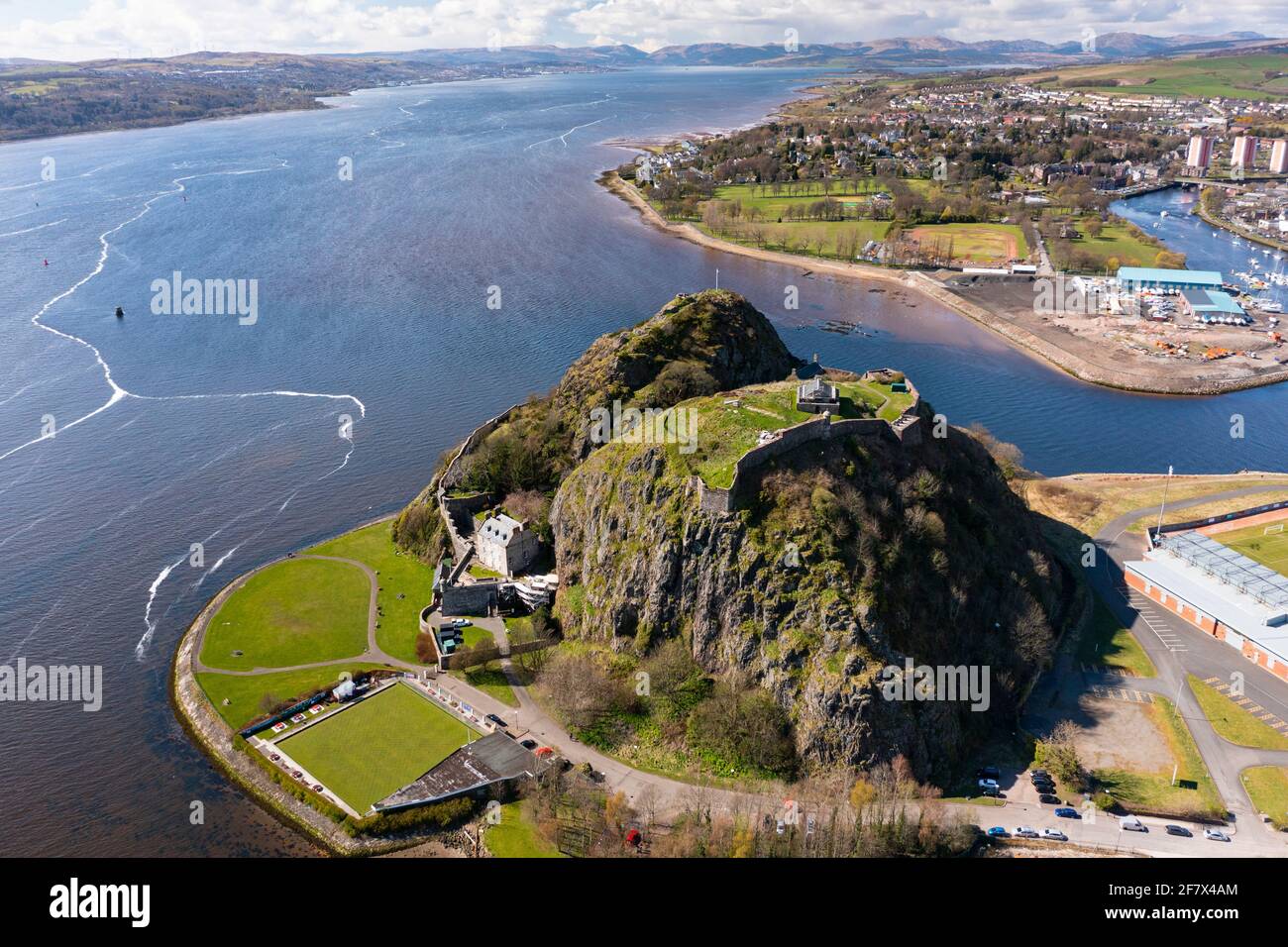 Luftaufnahme von der Drohne von Dumbarton Castle (während der Covid-19-Sperre geschlossen) auf Dumbarton Rock am Fluss Clyde, Schottland, Großbritannien Stockfoto