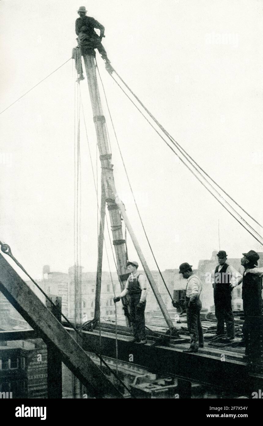 Dieses Foto aus dem Jahr 1903 zeigt einen Eisenarbeiter in der Luft in New York City. Stockfoto