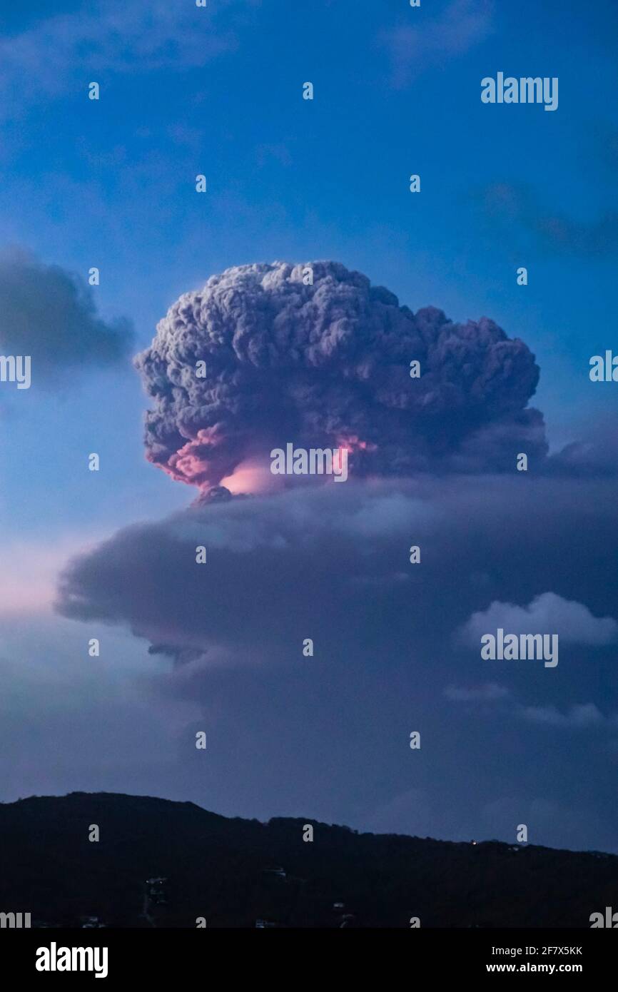 Aschewolke vom zweiten explosiven Ausbruch des Vulkans La Soufrière auf St. Vincent, 9. April 2021, bei Sonnenuntergang von der nahe gelegenen Insel Bequia aus gesehen Stockfoto