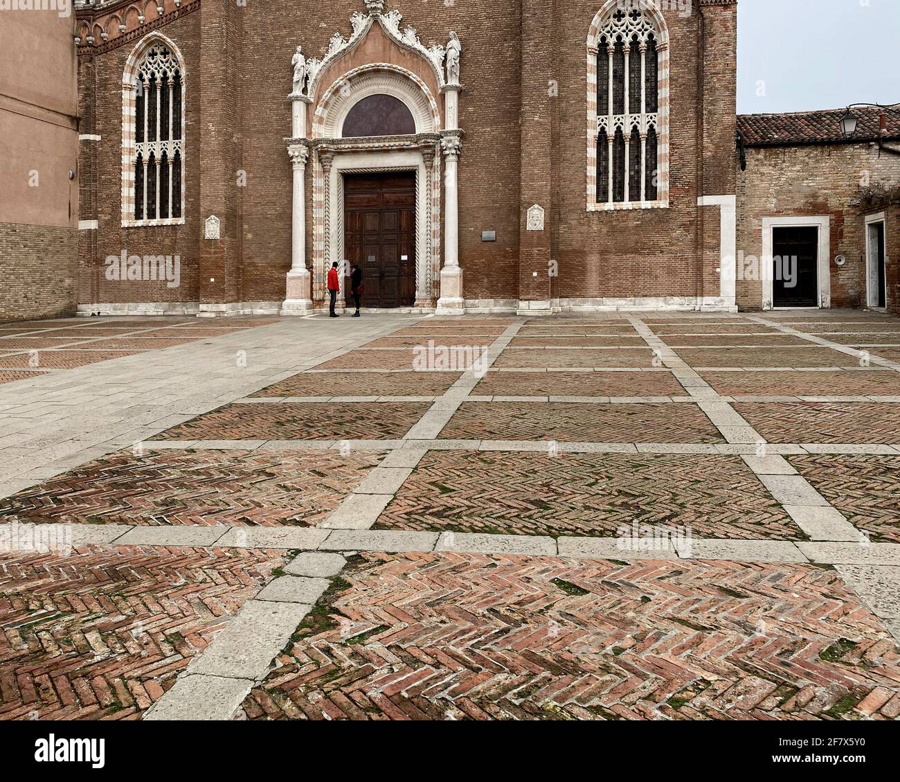 Nicht erkennbare Touristen vor einer geschlossenen Kirche wegen der Covid-19 in Venedig, Italien Stockfoto