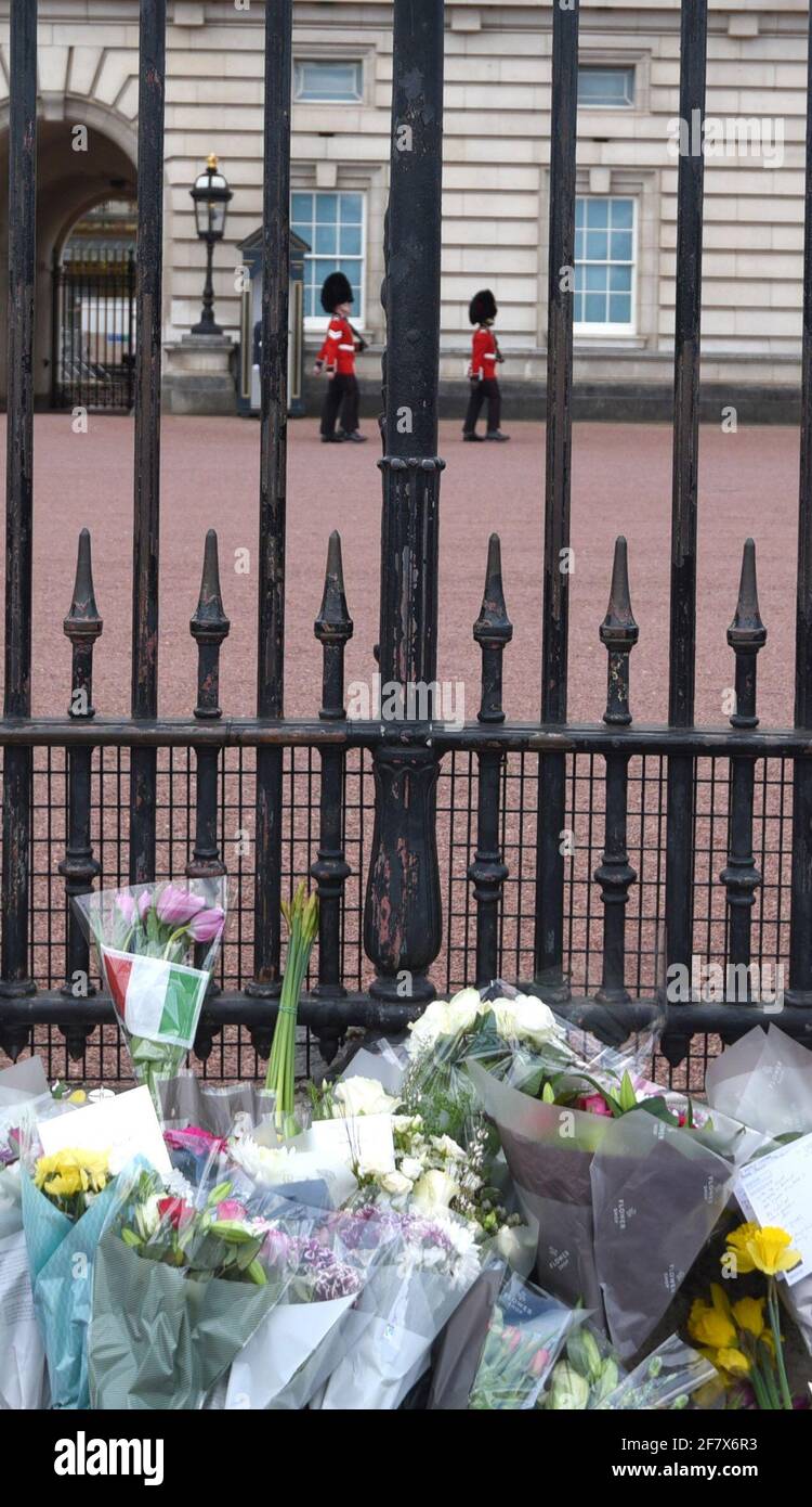 Foto muss gutgeschrieben werden ©Alpha Press 079965 09/04/2021 Blumengebete von Mitgliedern der Öffentlichkeit vor den Toren des Buckingham Palace in London an dem Tag, an dem die Nachricht vom Tod des Prinzen Philip Duke von Edinburgh kommt. Stockfoto