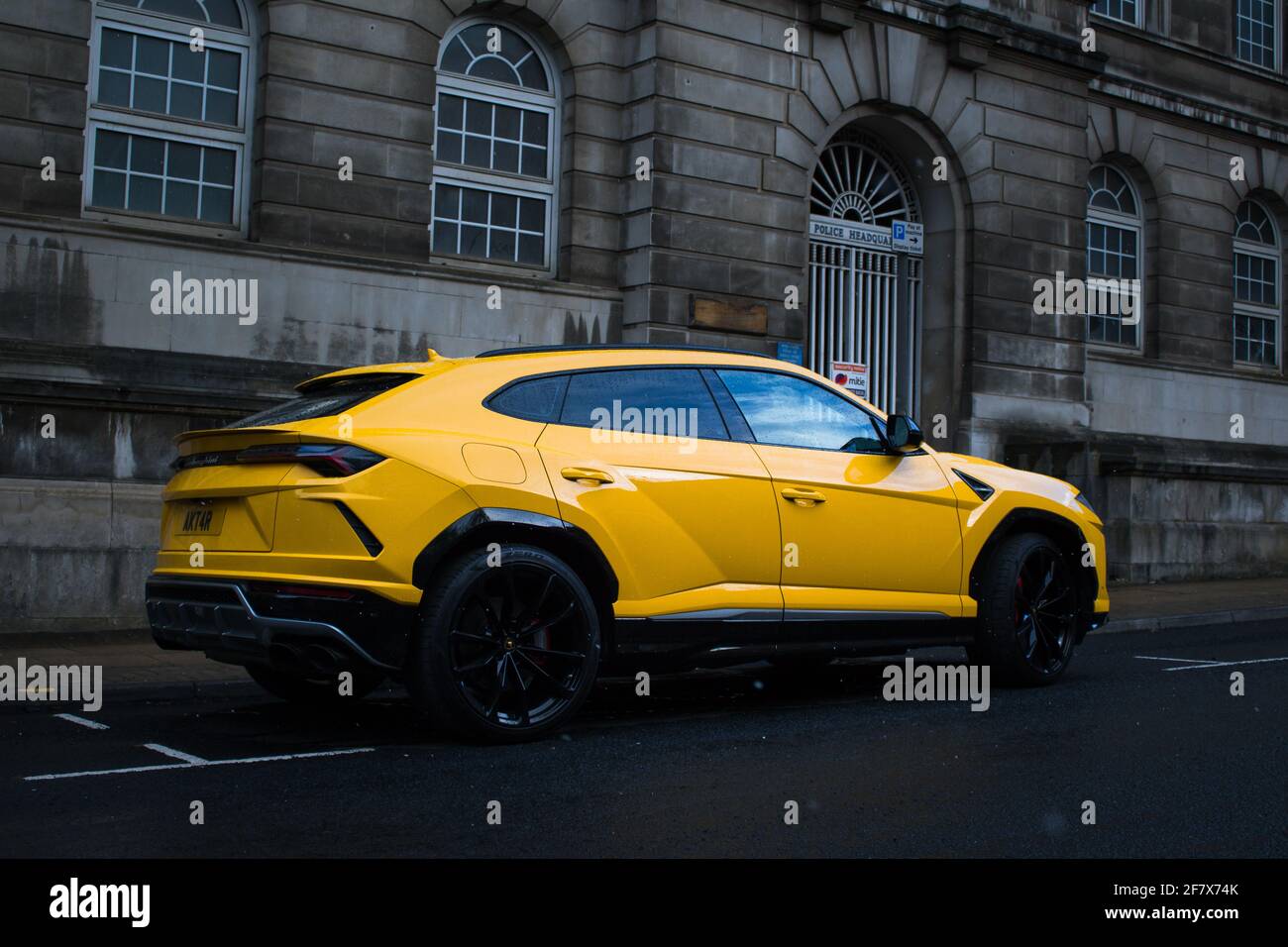 Ein 2019 gelber Giallo Auge Lamborghini Urus mit Gloss Black Leichtmetallräder und rote Bremssättel auf EINEM Manchester City Centre Street Stockfoto