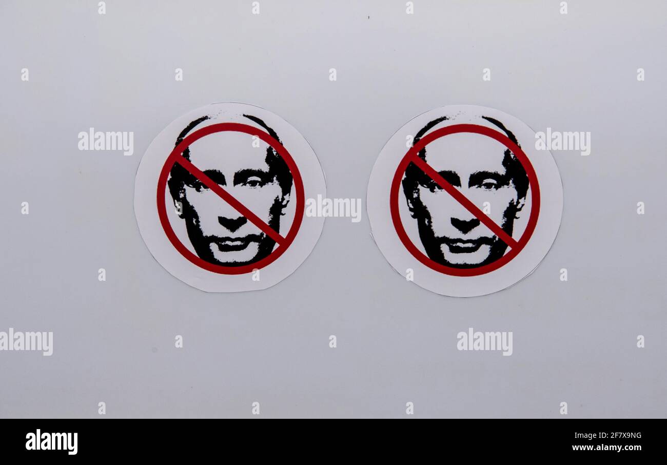 10. April 2021, Berlin: Durchgestrichene Porträts des Kreml-Führers Wladimir Putin sind auf einem Plakat unweit des Brandenburger Tors auf der Straße des 17 zu sehen. Dort haben der Verein 'UnKremlin' und die junge russische Gruppe 'Perestroj Card' ein Zeltlager eingerichtet. Mit der Aktion protestieren die Aktivisten gegen den Chef des Kreml Putin. Unter anderem fordern die Organisatoren die Freilassung des Oppositionsführers Nawalny, der zu Gefängnisstrafen in einem Straflager verurteilt wurde Foto: Paul Zinken/dpa-Zentralbild/dpa Stockfoto