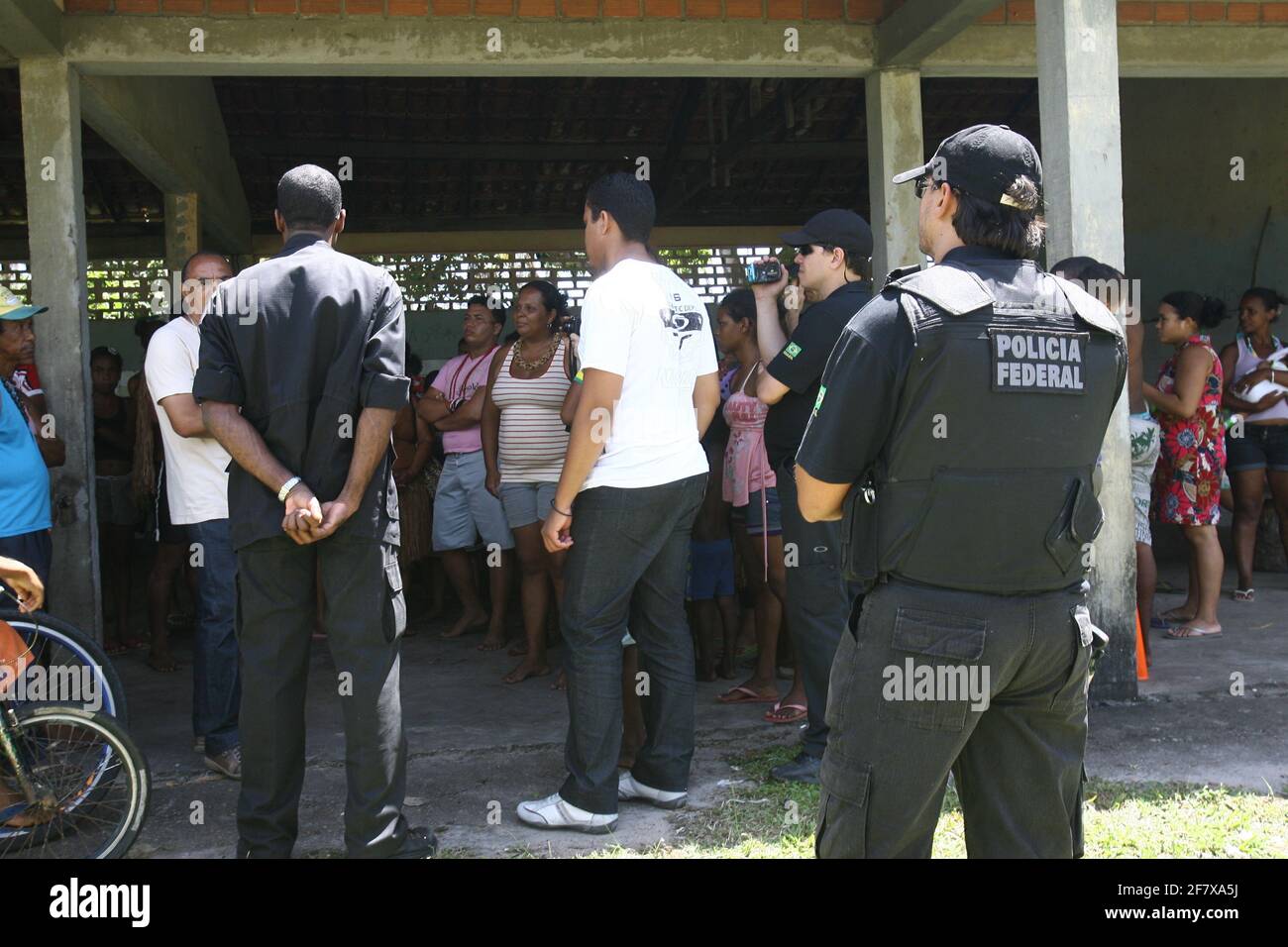 ilheus, bahia / brasilien - 1. februar 2012: Bundespolizisten führen den Wiedereinsetzungsbefehl für den von der Tupinamba Indio besetzten Hof durch Stockfoto