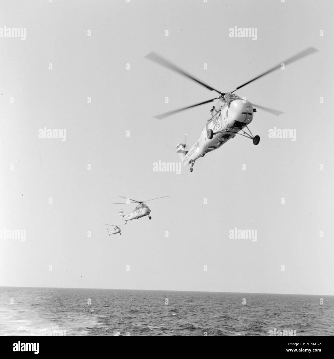 Am 19. September wird das Marijnen-Kabinett (1963-1965) mit dem Flugzeuglager hr.ms segeln. Karel Doorman (R 81) Van Den Helder nach Rotterdam. Demonstration einiger Sikorsky UH-34J Hubschrauber, einschließlich des 138. Stockfoto