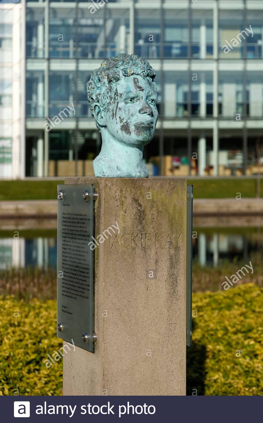 Jackie Kay, schottische Dichterskulptur im Edinburgh Park Business Park, South Gyle, Edinburgh, Schottland Stockfoto