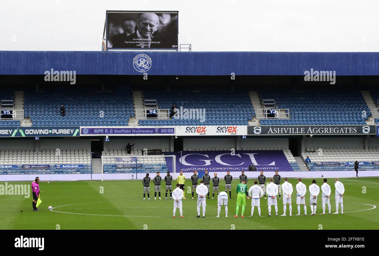 London, England, 10. April 2021. Die Spieler von QPR und Sheffield am Mittwoch beobachten ein zweiminütiges Schweigen zu Ehren des britischen Prinzen Philip, Herzog von Edinburgh, am Tag nach dem Tod des Herzogs im Alter von 99 Jahren, vor dem Sky Bet Championship-Spiel im Kiyan Prince Foundation Stadium, London. Bildnachweis sollte lauten: David Klein / Sportimage Kredit: Sportimage/Alamy Live News Stockfoto