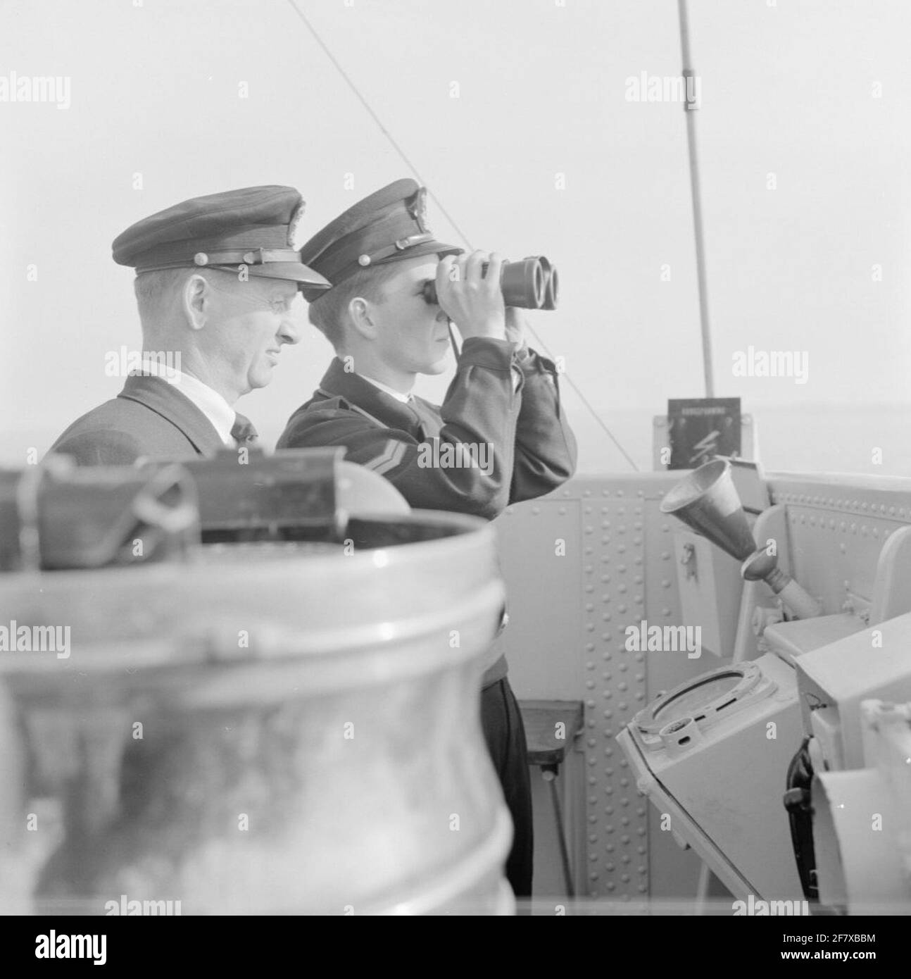 Kreuzfahrt von Aspirant Reserve Officers (AROS) an Bord des Patrouillenschiffs der Balder-Klasse HR.Ms. FREYER (P 804) (1954-1986) (EX-SC 1629). Auf der offenen Brücke. Stockfoto