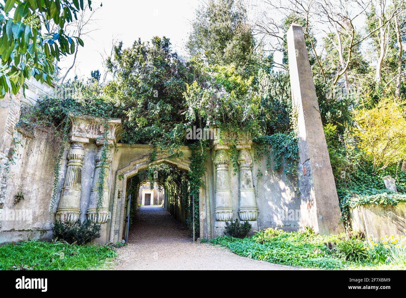 Eingang zur Ägyptischen Allee mit Obelisk, Highgate Cemetery West, London, Großbritannien Stockfoto