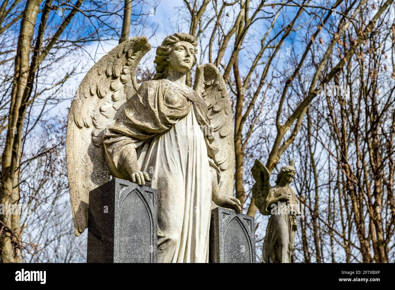 Grabmonumente von Agneln auf dem Highgate Cemetery East (Grab von Evelyn Muriel Dray), North London, Großbritannien Stockfoto