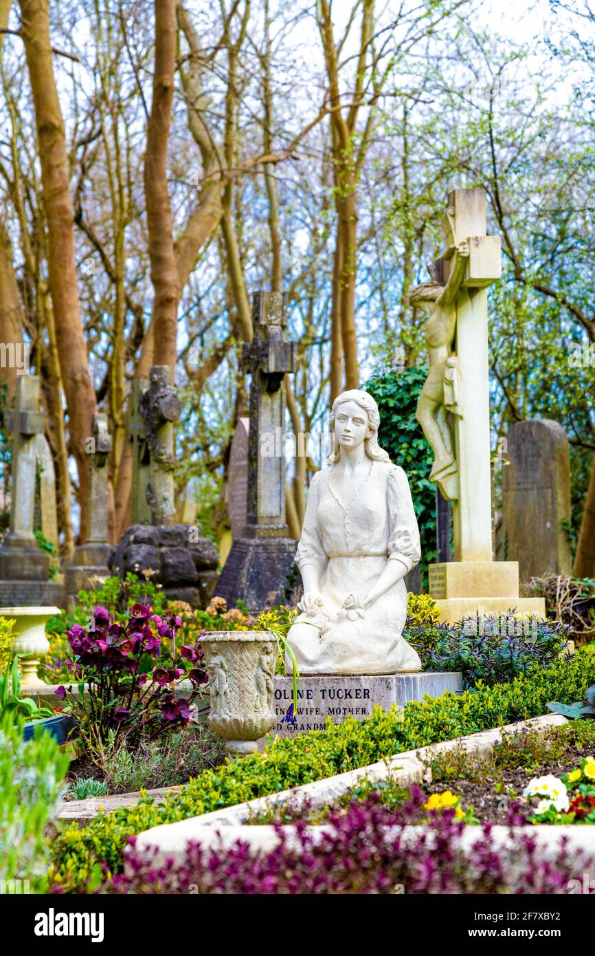 Skulptur einer Frau auf dem Grab von Caroline Tucker auf dem Highgate Cemetery East, North London, Großbritannien Stockfoto