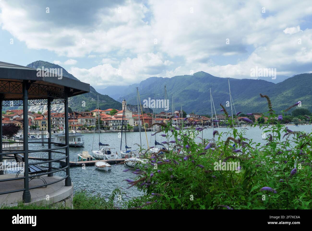 Segelboote festgemacht in Feriolo, charmante Stadt mit Blick auf den Lago Maggiore. Piemont, italienische Seen, Italien. Stockfoto