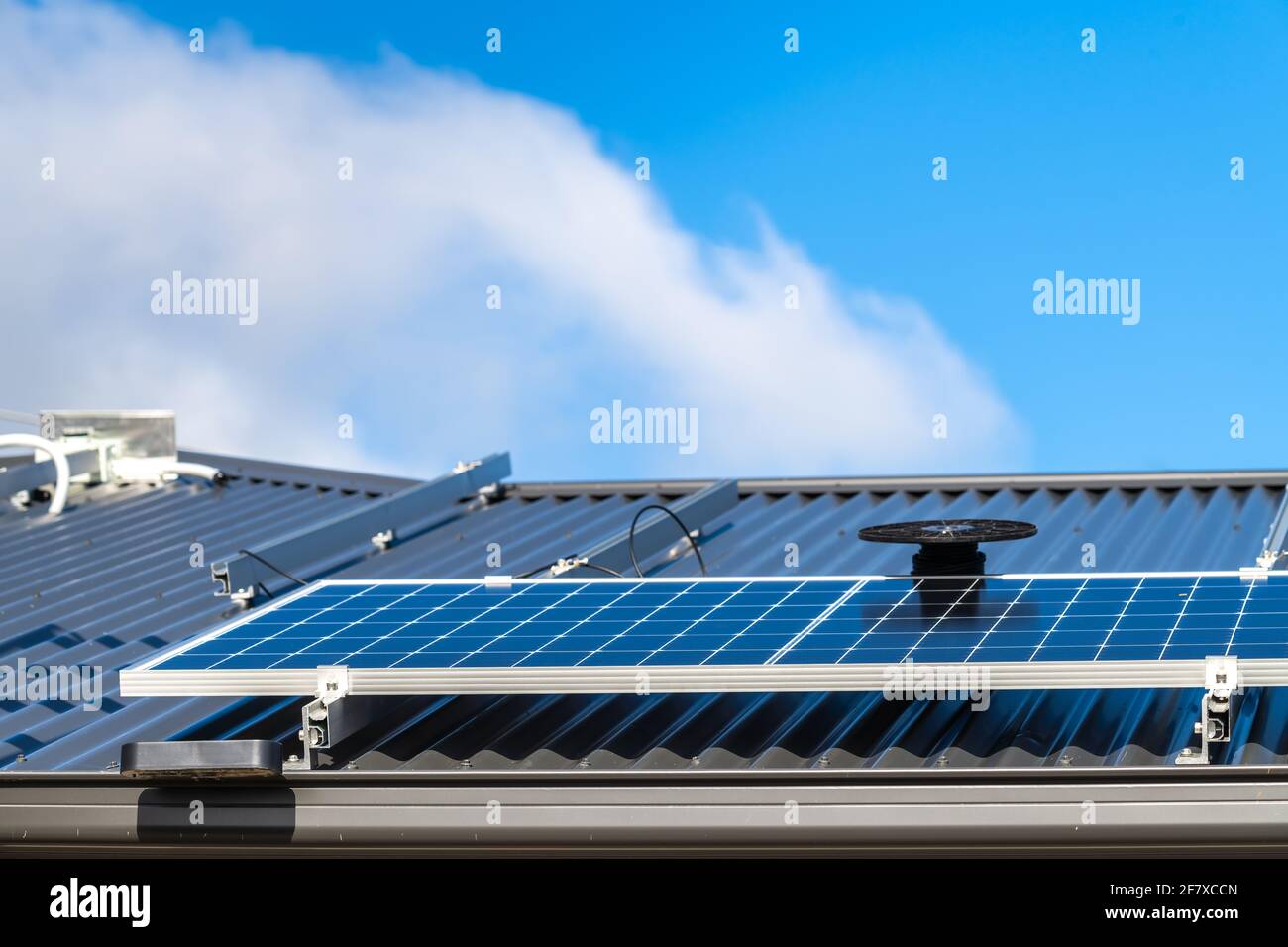 Neue Solarmodule werden auf dem Blechdach von installiert Das Haus in Südaustralien Stockfoto