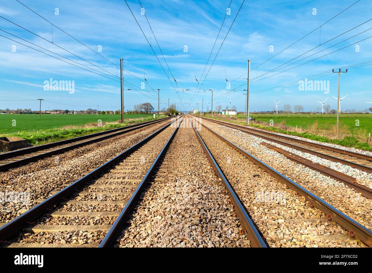 Bahngleise und Stromleitungen in der Nähe von Langford, Bedfordshire, Großbritannien Stockfoto