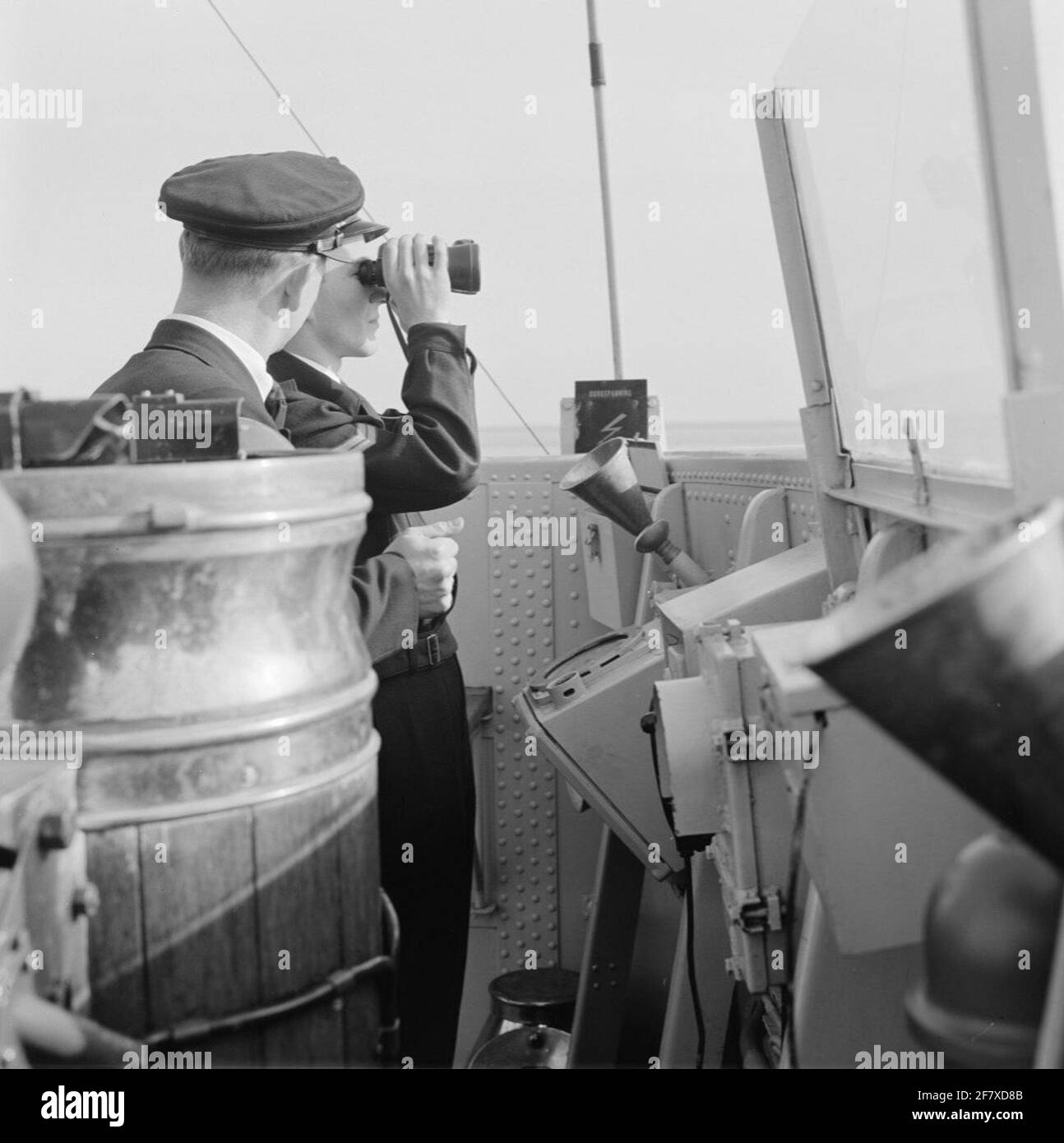 Kreuzfahrt von Aspirant Reserve Officers (AROS) an Bord des Patrouillenschiffs der Balder-Klasse HR.Ms. FREYER (P 804) (1954-1986) (EX-SC 1629). Auf der offenen Brücke. Stockfoto