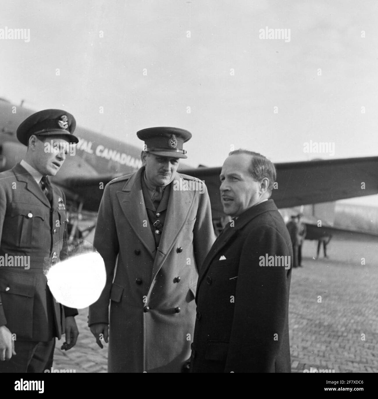 Besuch des kanadischen Generals Charles Foulkes (Mitte) in den