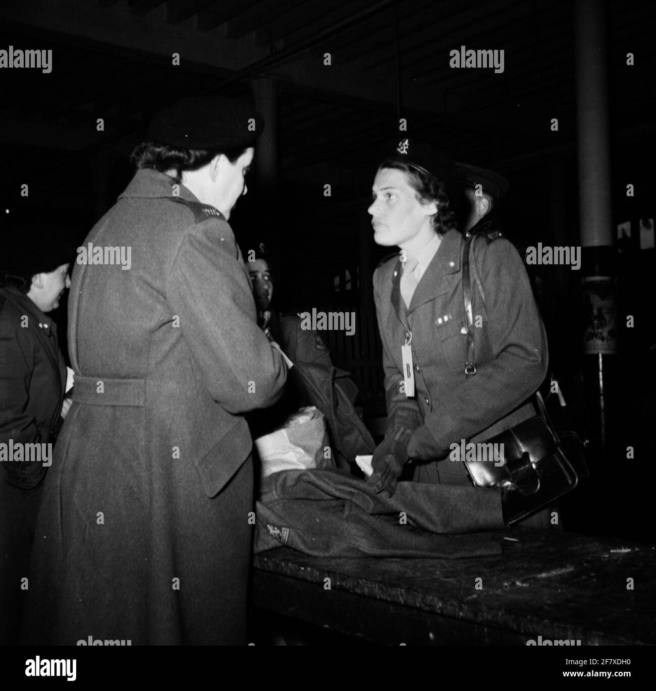 Ankunft von Mitgliedern des Hilfskorps der Frauen in Amsterdam mit dem M.S 'Johan van Oldenbarnevelt' aus den Niederländischen Ostindien. Stockfoto