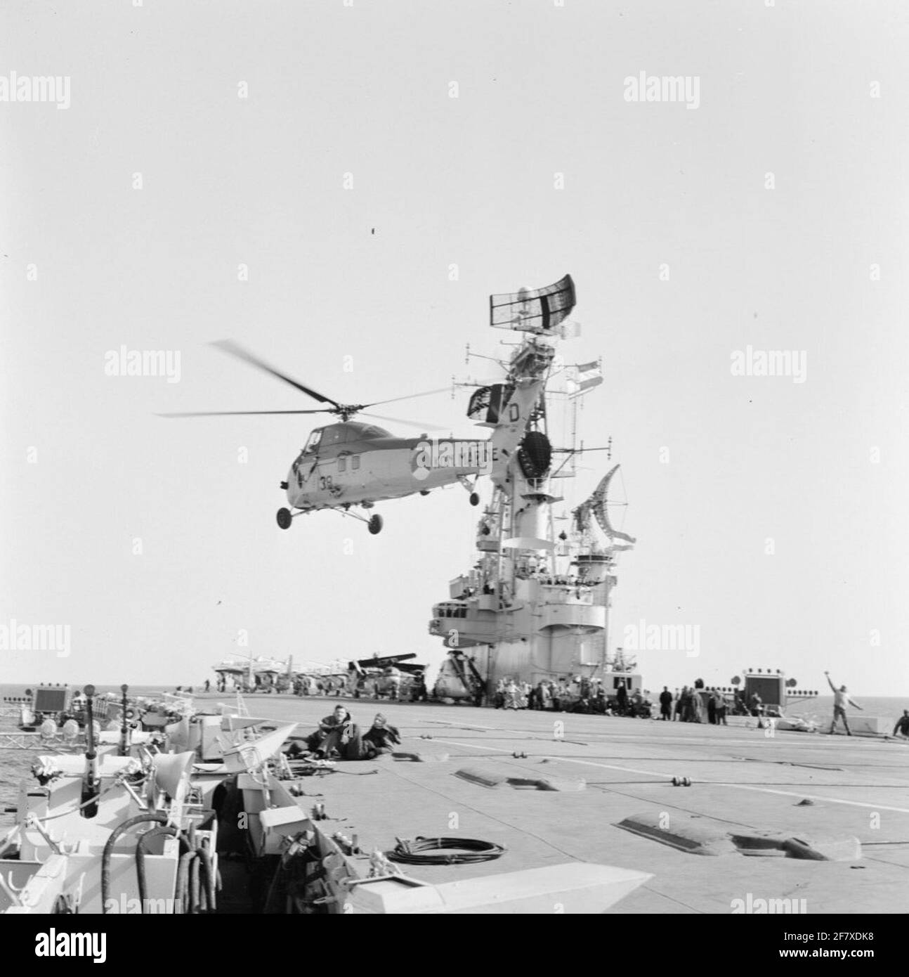 Am 19. September wird das Marijnen-Kabinett (1963-1965) mit dem Flugzeuglager hr.ms segeln. Karel Doorman (R 81) (1948-1968) (Ex-HMS Venerable 1945-1948) van den Helder nach Rotterdam. Über dem Flugdeck wird eine Demonstration von einem Sikorsky UH-34J Hubschrauber gegeben. Stockfoto