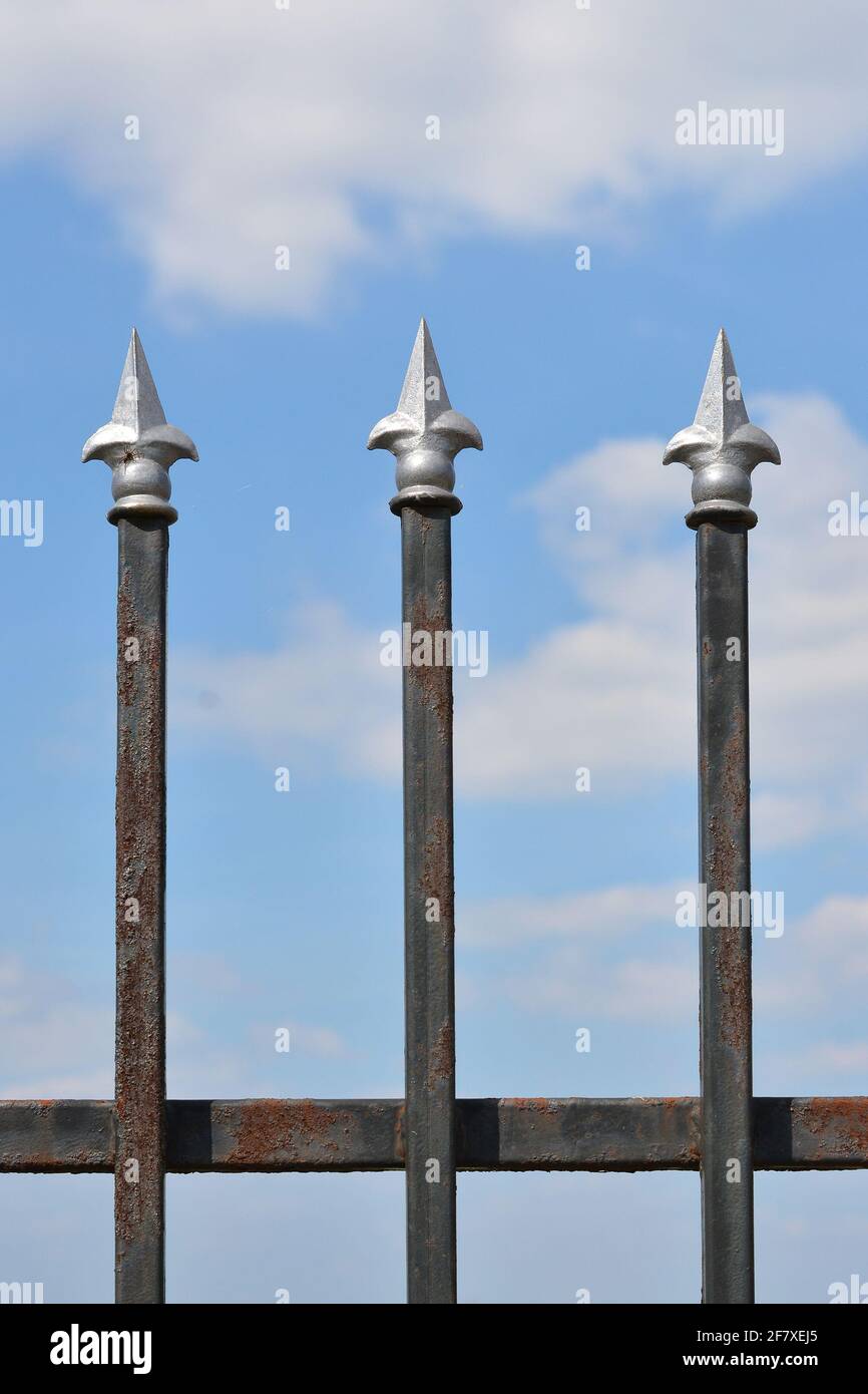 Nahaufnahme von Details des Eisenzauens mit Himmelshintergrund Stockfoto