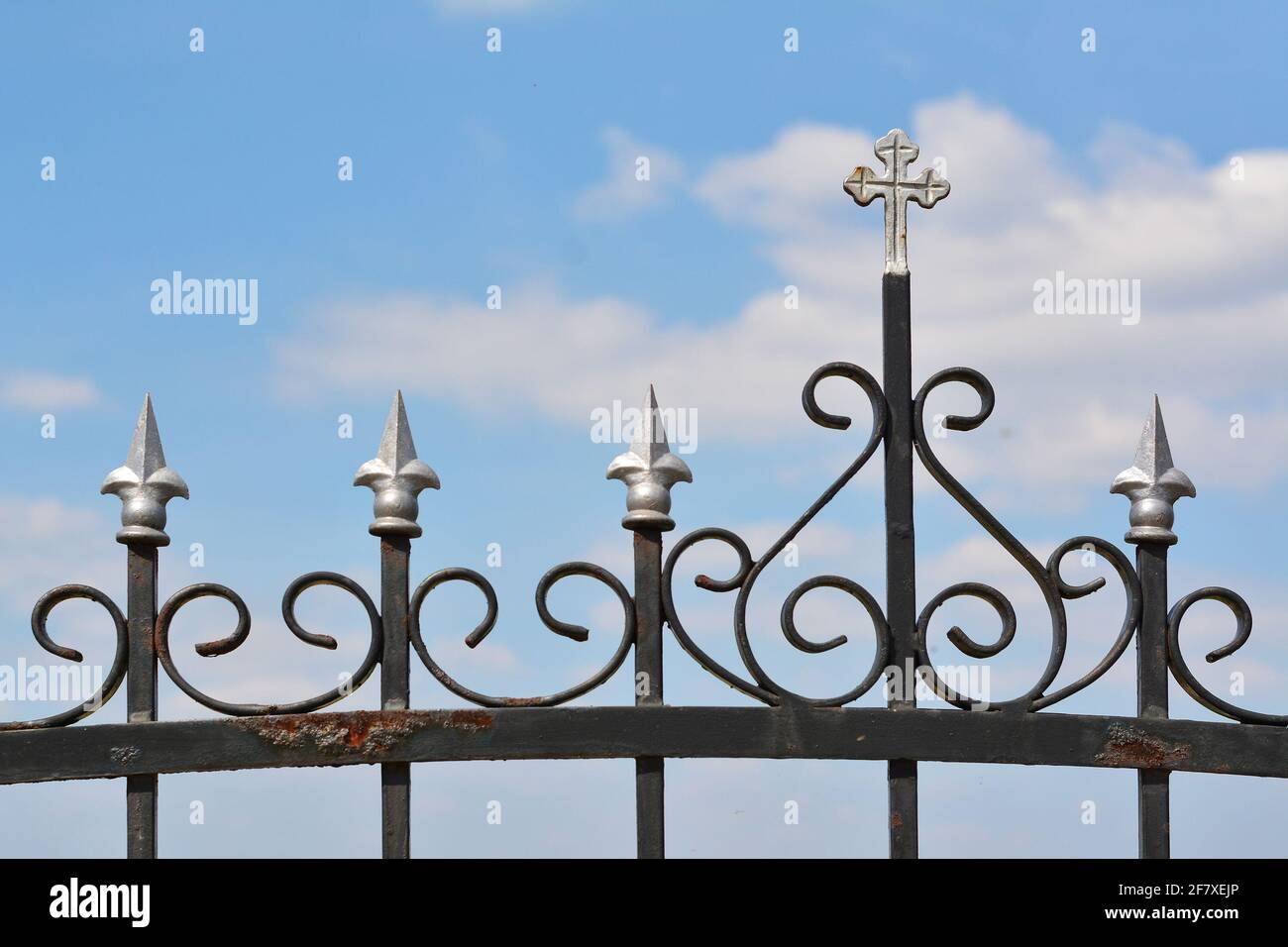 Nahaufnahme der Details des Eisernen Zauns mit Himmelshintergrund Stockfoto
