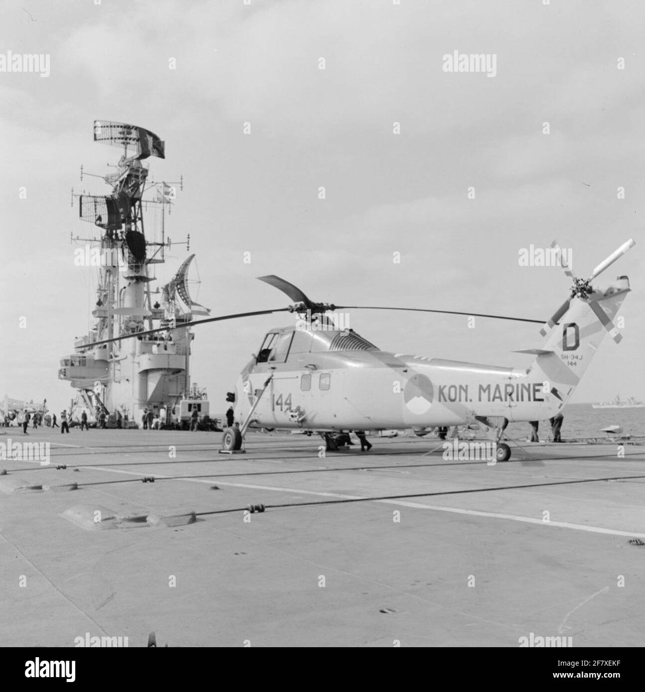 Am 19. September wird das Marijnen-Kabinett (1963-1965) mit dem Flugzeuglager hr.ms segeln. Karel Doorman (R 81) (1948-1968) (Ex-HMS Venerable 1945-1948) van den Helder nach Rotterdam. Ein Sikorsky UH-34J Hubschrauber befindet sich auf dem Flugdeck. Stockfoto