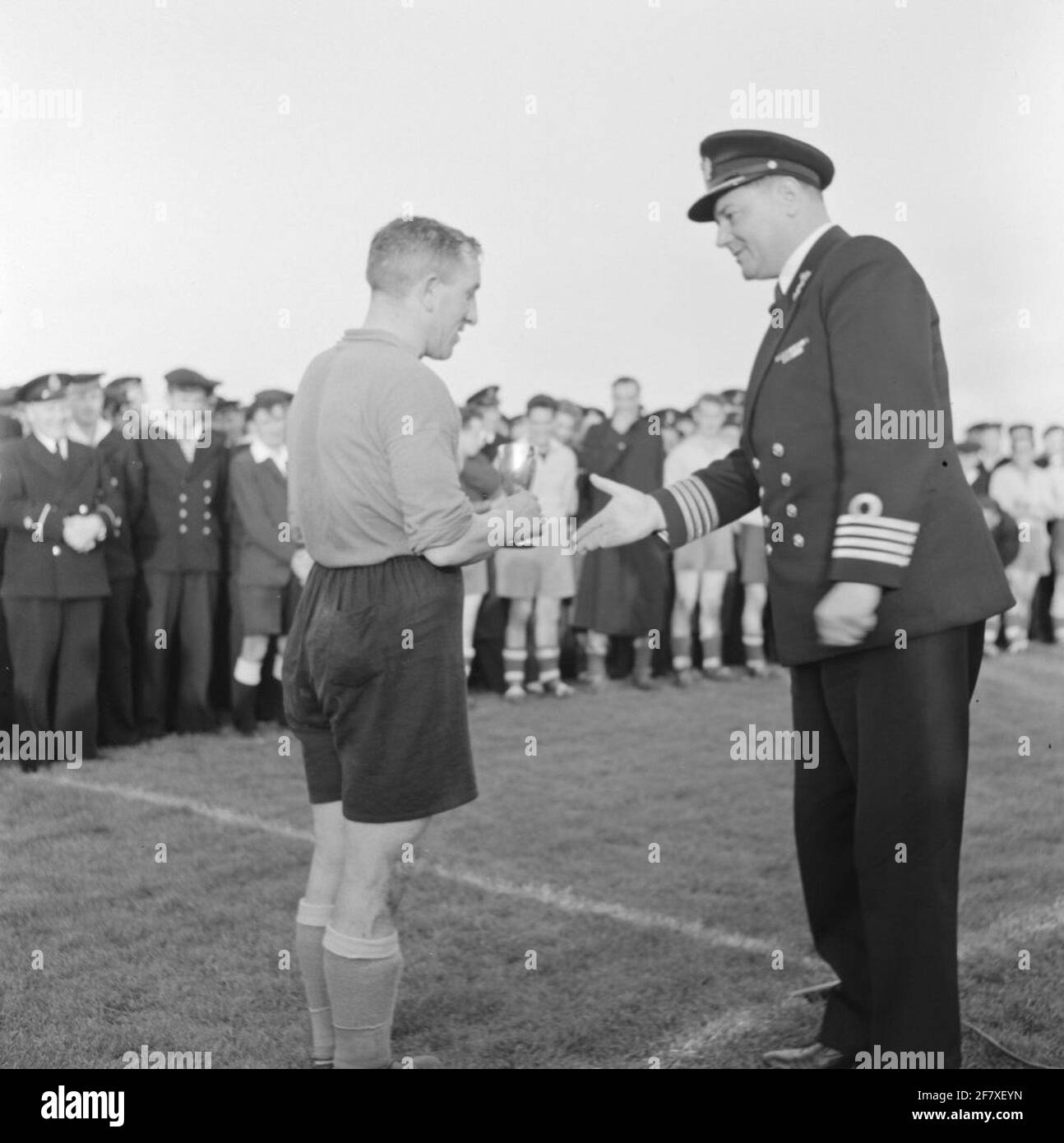 Fußballspiel zwischen belgischen und niederländischen Marine-Teams. Ist Teil der Objektserie AVDKM 54757 bis 54765 Stockfoto
