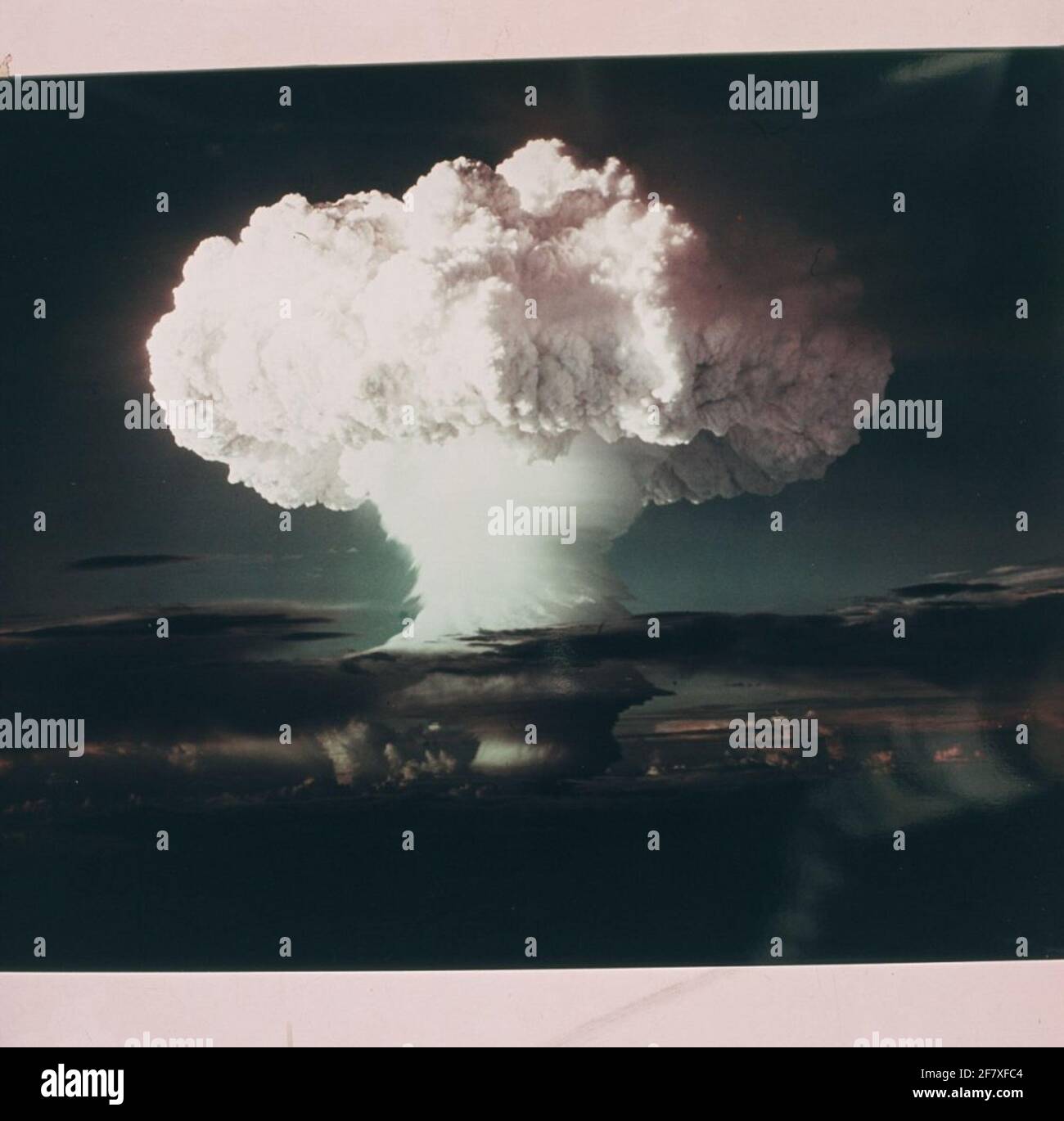 Unterrichtsmaterial / Informationsmaterial der NBCD-Schule: Wolkenphänomene bei einer oberirdischen nuklearen Explosion. Stockfoto