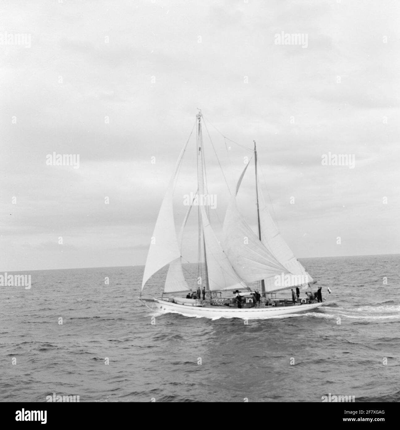 Das Segelschulschiff für anstehende Marineoffiziere am Royal Institute for the Marine (KIM): Hr. Urania (Y 8050) (H 31) (1938-2004). Ein ausführlicher Reisebericht kann auf Seite 52 in der Jaarboek Koninklijke Marine 1964 unter der Überschrift praktische Zeit gelesen werden. Stockfoto