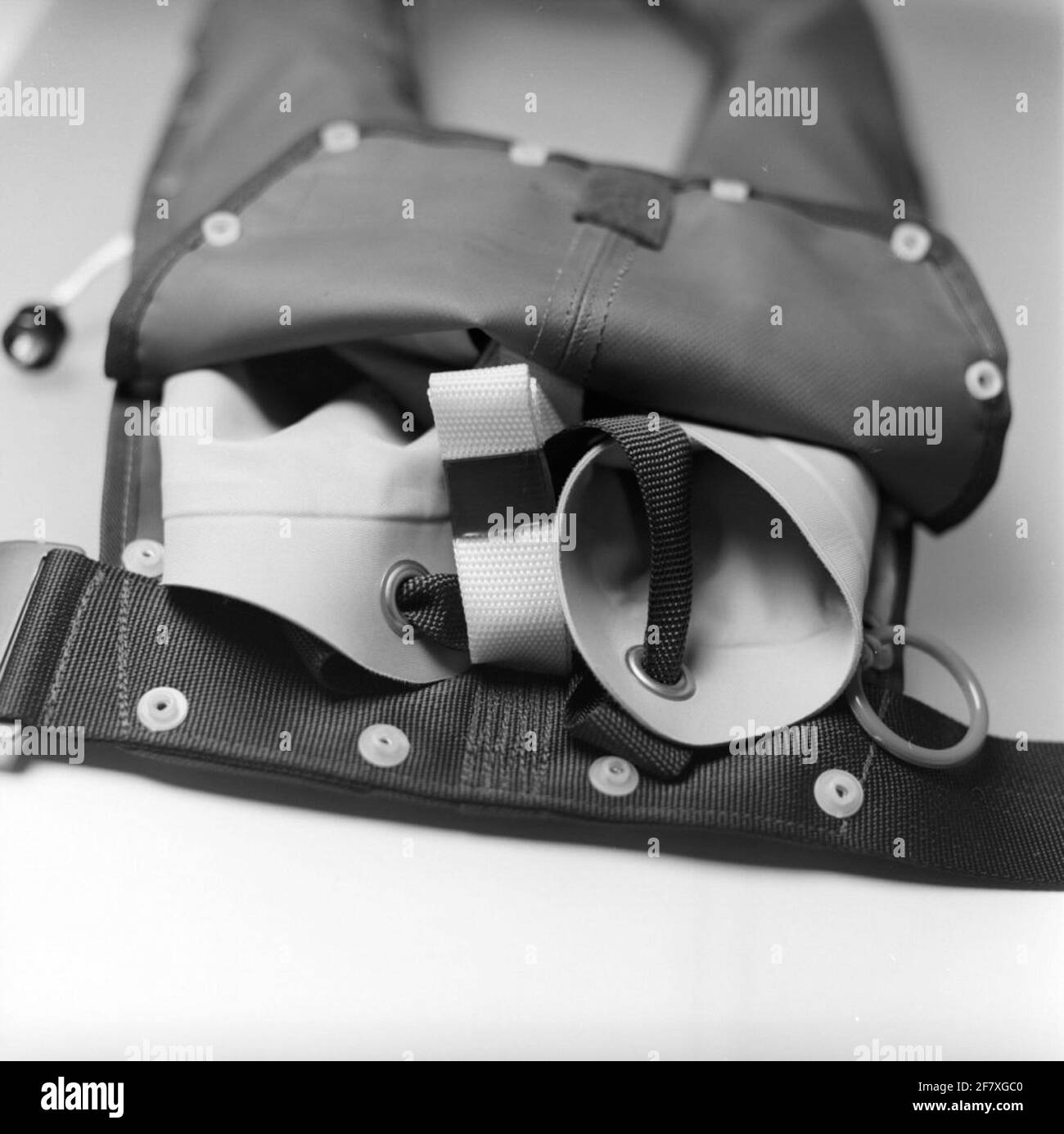 Technische Aufnahme der teilweise durchbrochenen Oberseite einer Schwimmweste (August 1989). Stockfoto Technische Aufnahme der teilweise durchbrochenen Oberseite einer Schwimmweste (August 1989). Stockfoto