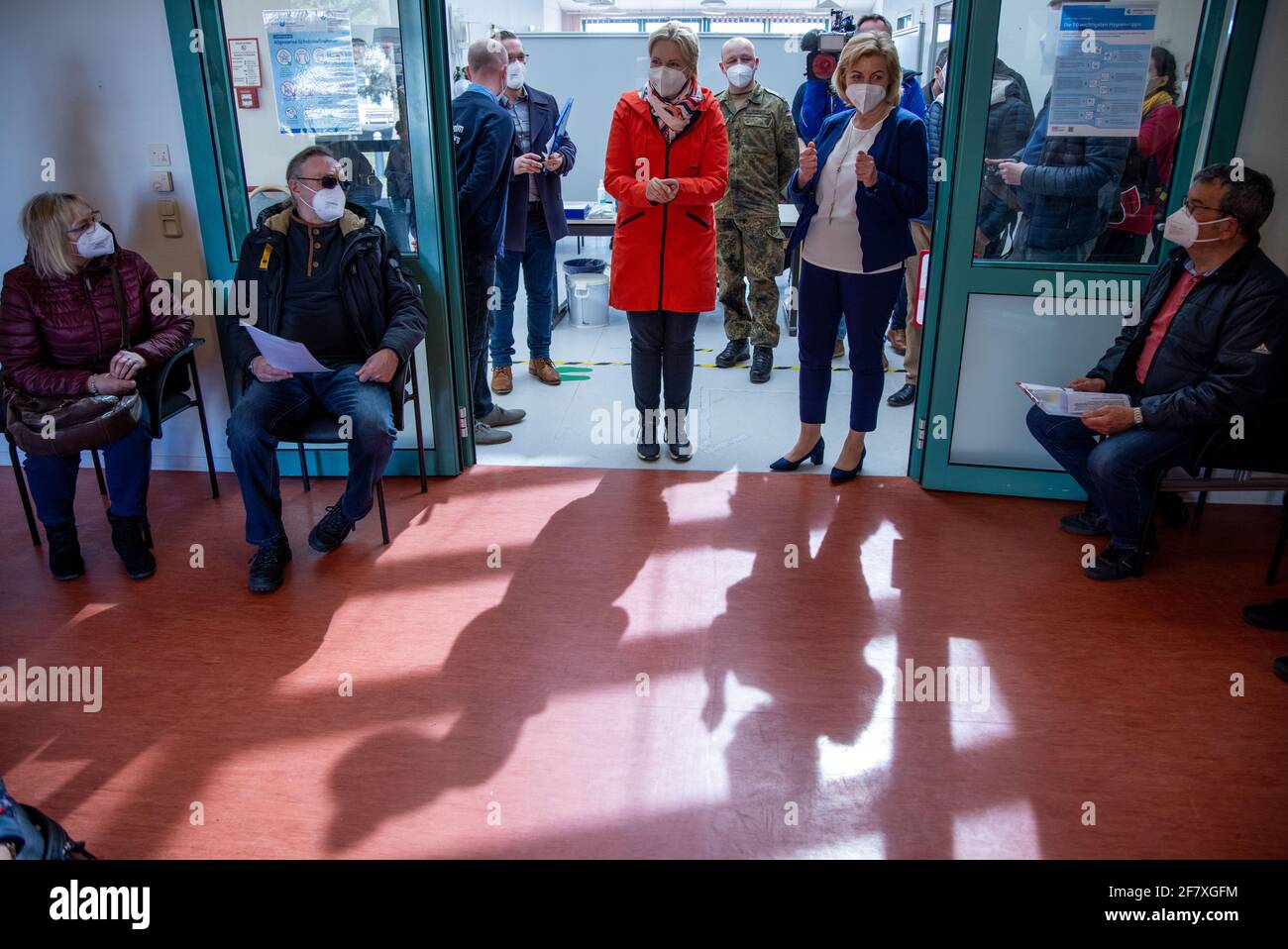 10. April 2021, Mecklenburg-Vorpommern, Wismar: Manuela Schwesig (SPD, l), die Ministerpräsidentin von Mecklenburg-Vorpommern, und die Landrätin von Nordwest-Mecklenburg, Kerstin Weiss (SPD, r), sprechen im Wartebereich des Impfzentrums in Wismar mit Patienten, die auf ihre Impfung warten. Die Landesregierung Mecklenburg-Vorpommerns erhöht den Druck auf Grafschaften und unabhängige Städte, den Impfstoff von AstraZeneca unverzüglich einzusetzen. Foto: Jens Büttner/dpa-Zentralbild/dpa Stockfoto