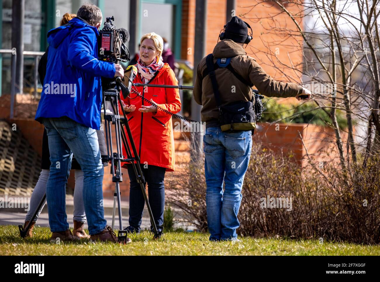 10. April 2021, Mecklenburg-Vorpommern, Wismar: Manuela Schwesig (SPD), die Ministerpräsidentin von Mecklenburg-Vorpommern, gibt vor dem Impfzentrum Wismar Fernsehinterviews zur abgesagten Ministerkonferenz mit der Bundeskanzlerin. Die Landesregierung Mecklenburg-Vorpommerns erhöht den Druck auf Grafschaften und unabhängige Städte, den Impfstoff von AstraZeneca sofort einzusetzen. Foto: Jens Büttner/dpa-Zentralbild/dpa Stockfoto