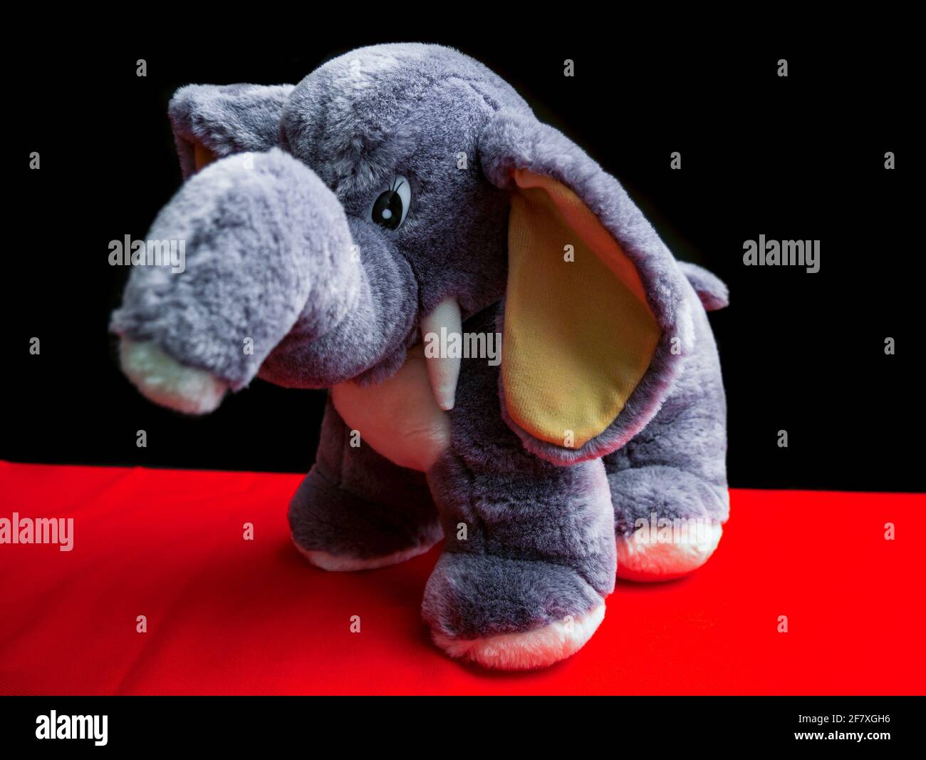 Großer Plüschelefant - Kinderspielzeug Stockfoto