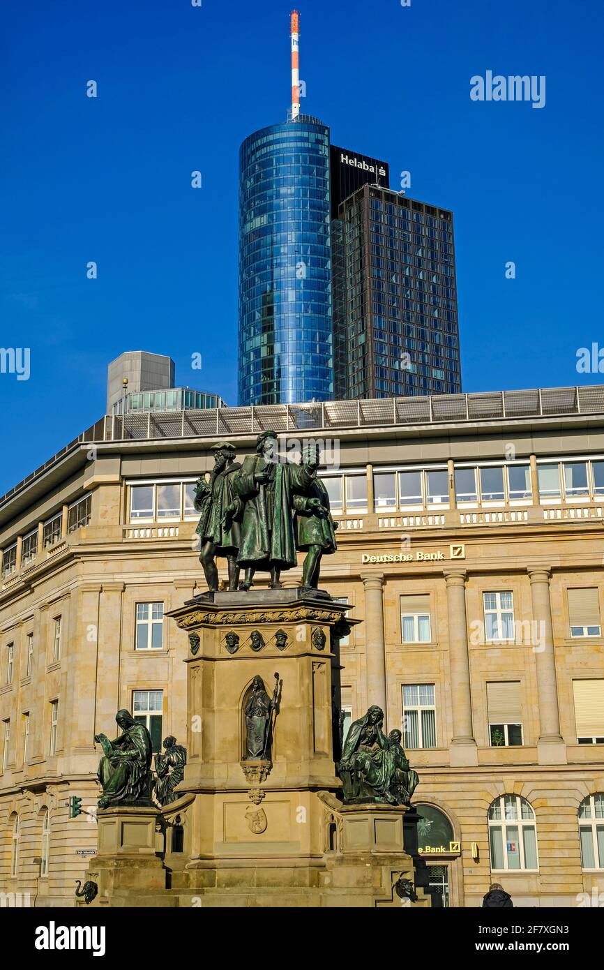 14.09.2019, Frankfurt am Main, Hessen, Deutschland - Johannes-Gutenberg-Denkmal auf dem südlichen Rossmarkt in Frankfurt im Bankenviertel mit Deutsch Stockfoto
