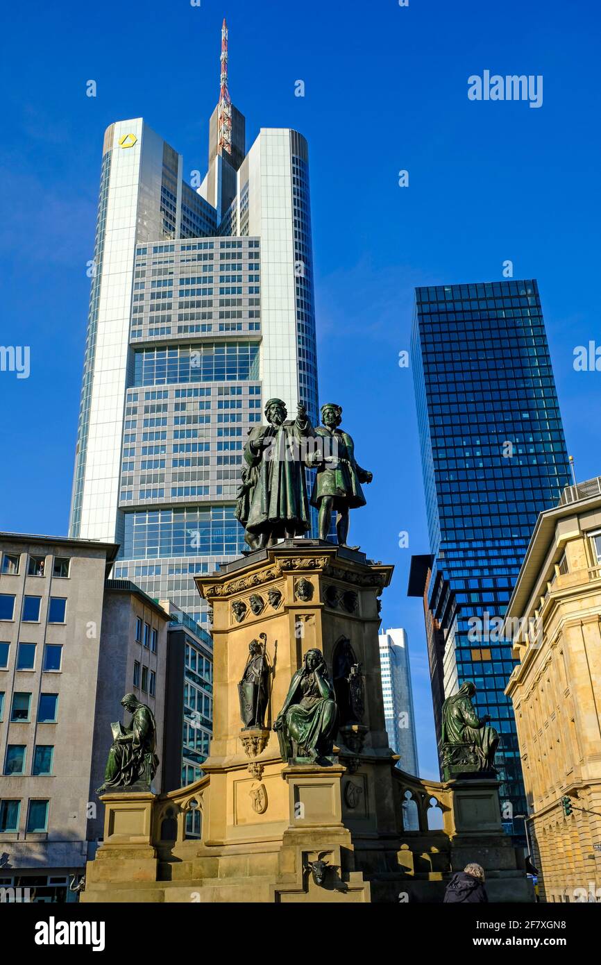 14.09.2019, Frankfurt am Main, Hessen, Deutschland - Johannes-Gutenberg-Denkmal auf dem südlichen Rossmarkt in Frankfurt im Bankenviertel mit der Com Stockfoto