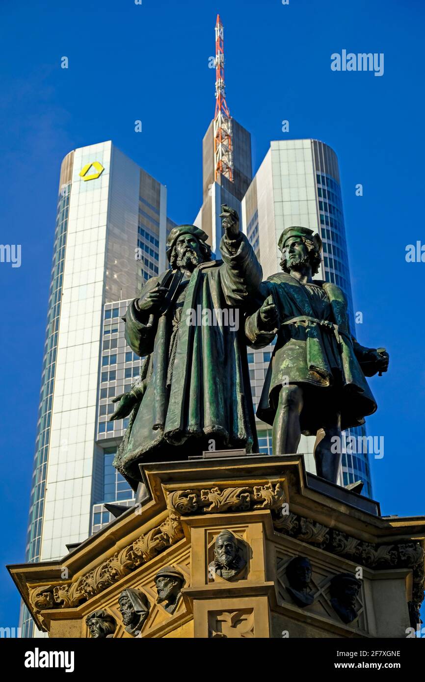 14.09.2019, Frankfurt am Main, Hessen, Deutschland - Johannes-Gutenberg-Denkmal auf dem südlichen Rossmarkt in Frankfurt im Bankenviertel mit der Com Stockfoto