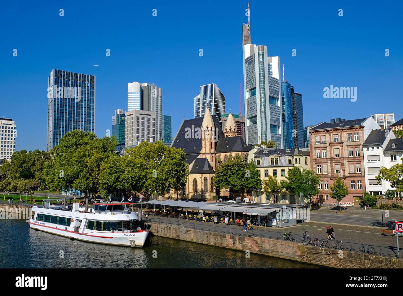 14.09.2019, Frankfurt am Main, Hessen, Deutschland - Blick vom Eisernen Steg in Frankfurt auf die St. Leonhardskirche und auf Hochhäuser im Bankvie Stockfoto