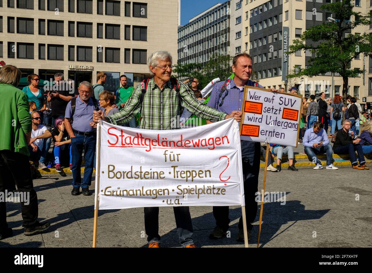 14.09.2019, Frankfurt am Main, Hessen, Deutschland - auf dem Platz an der Hauptwache in Frankfurt sammeln sich Demonstranten und Vertreter verschie Stockfoto