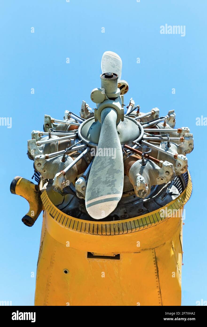 Motor und Propeller eines alten Flugzeugs gegen den blauen Himmel Stockfoto