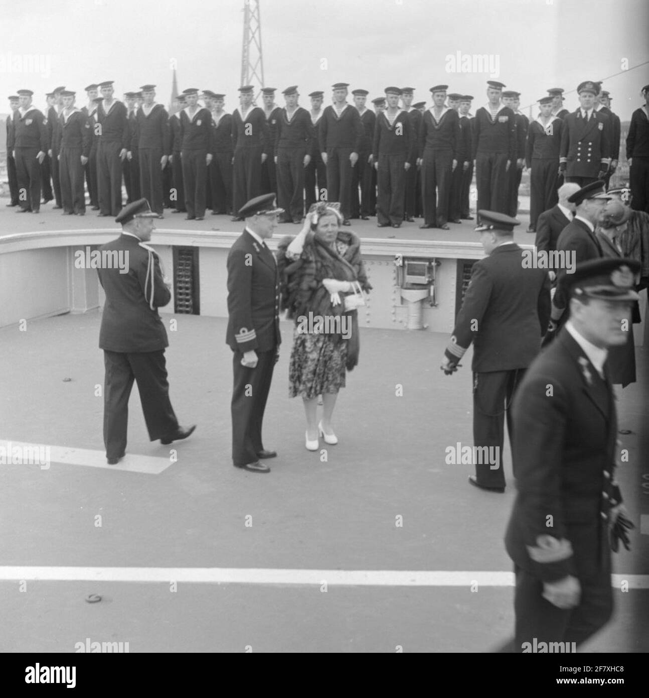 Fotoment des Staatsbesuchs des dänischen Königspaares, König Frederik IX. Und Königin Ingrid, in den Niederlanden. Die königliche Gesellschaft und ihre Courtège sinken mit dem Flugzeuglift von HR. Frau Karel Doorman (1948-1968). Ist Teil der Objektserie AVDKM 540154 bis 540167. Stockfoto