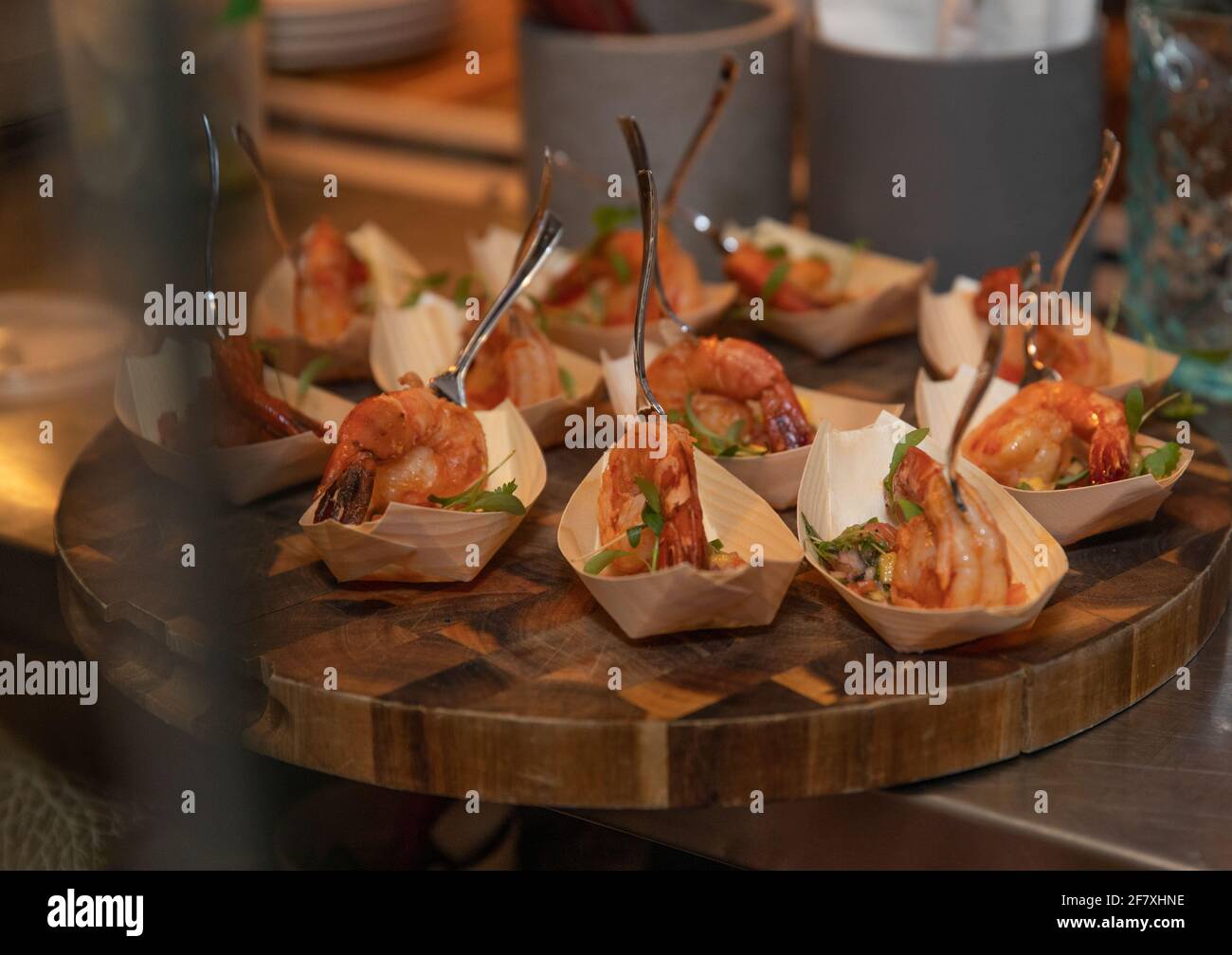 Kleine Tassen gefüllt mit Fingerfood auf einem Teller an Eine Party Stockfoto