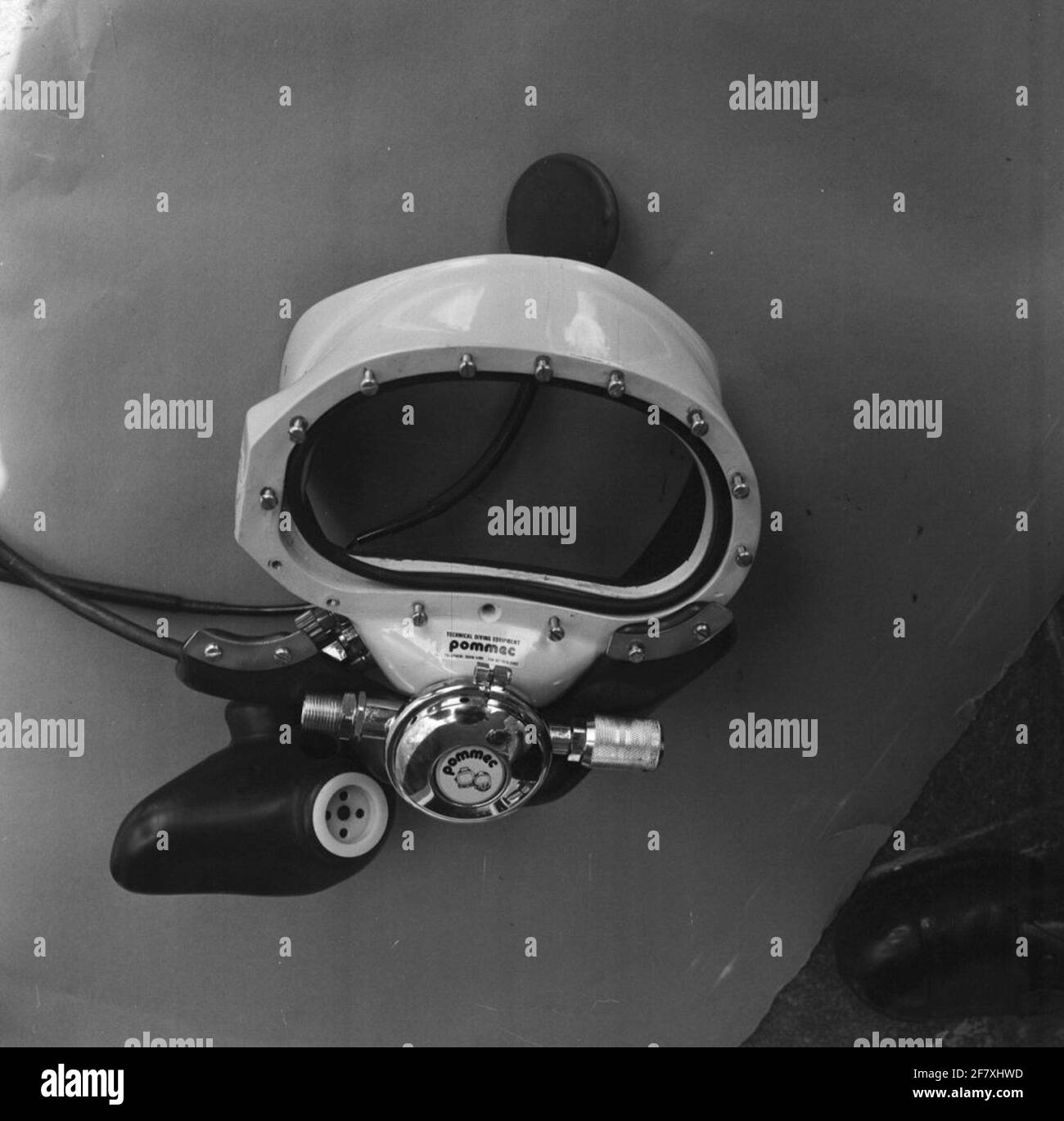 Tauchmaske. Die Maske ist eine Fälschung der Kirby Morgan Bandmaske 18b, die in China hergestellt wird. Diese Maske kann vom fa bereitgestellt werden. PomMec im Dive Technical Center (DTC) der Marine bot an, als Nachfolger des Standard-Tauchanzugs getestet zu werden. Im Jahr 1987 liegt die Wahl letztlich nicht auf dieser Maske, sondern auf dem Kirby Morgan. Stockfoto