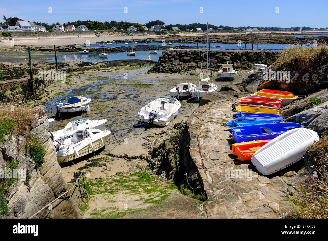 Frankreich, Piriac-sur-Mer, 08.07.2020: kleine Motor- und Segelboote auf dem Trockenen bei Ebbe im Hafen von Lerat in Piriac-sur-Mer an der franzoesis Stockfoto