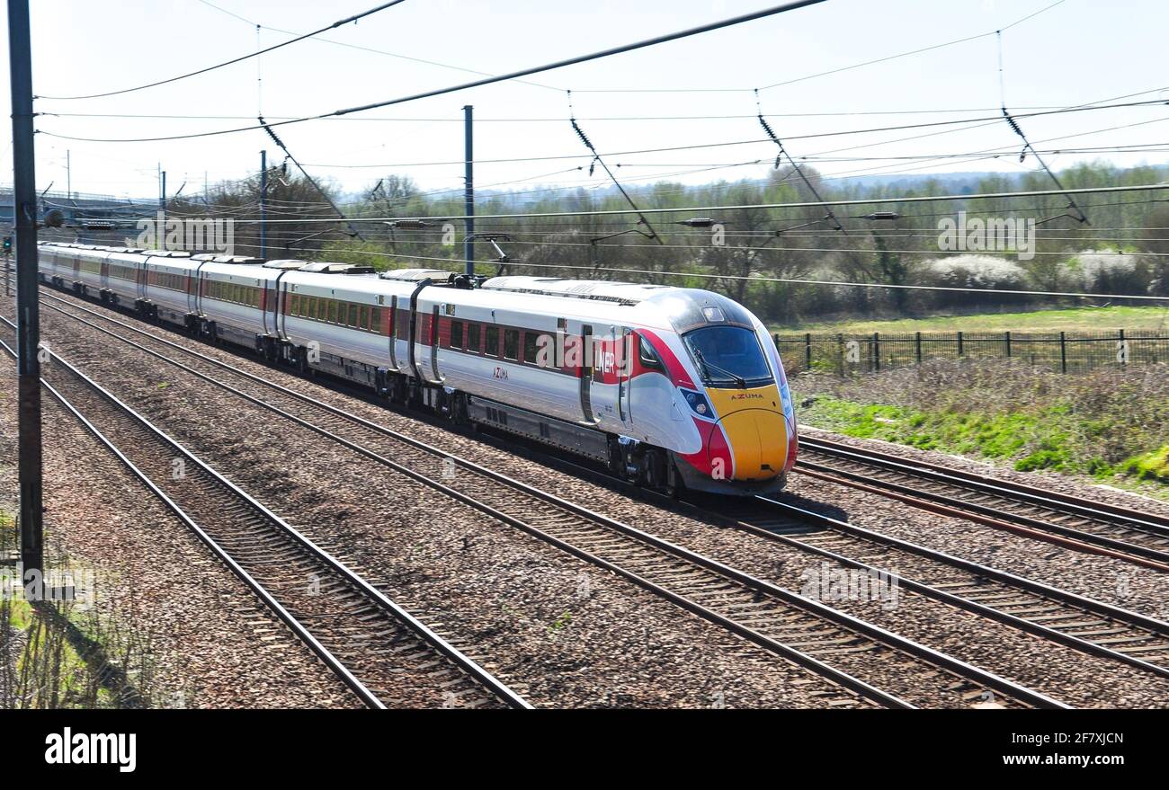 DIE LNER-Klasse 800 Azuma fährt auf der Hauptlinie der Ostküste nördlich von Hitchin, Hertfordshire, England, Großbritannien, nach Norden Stockfoto