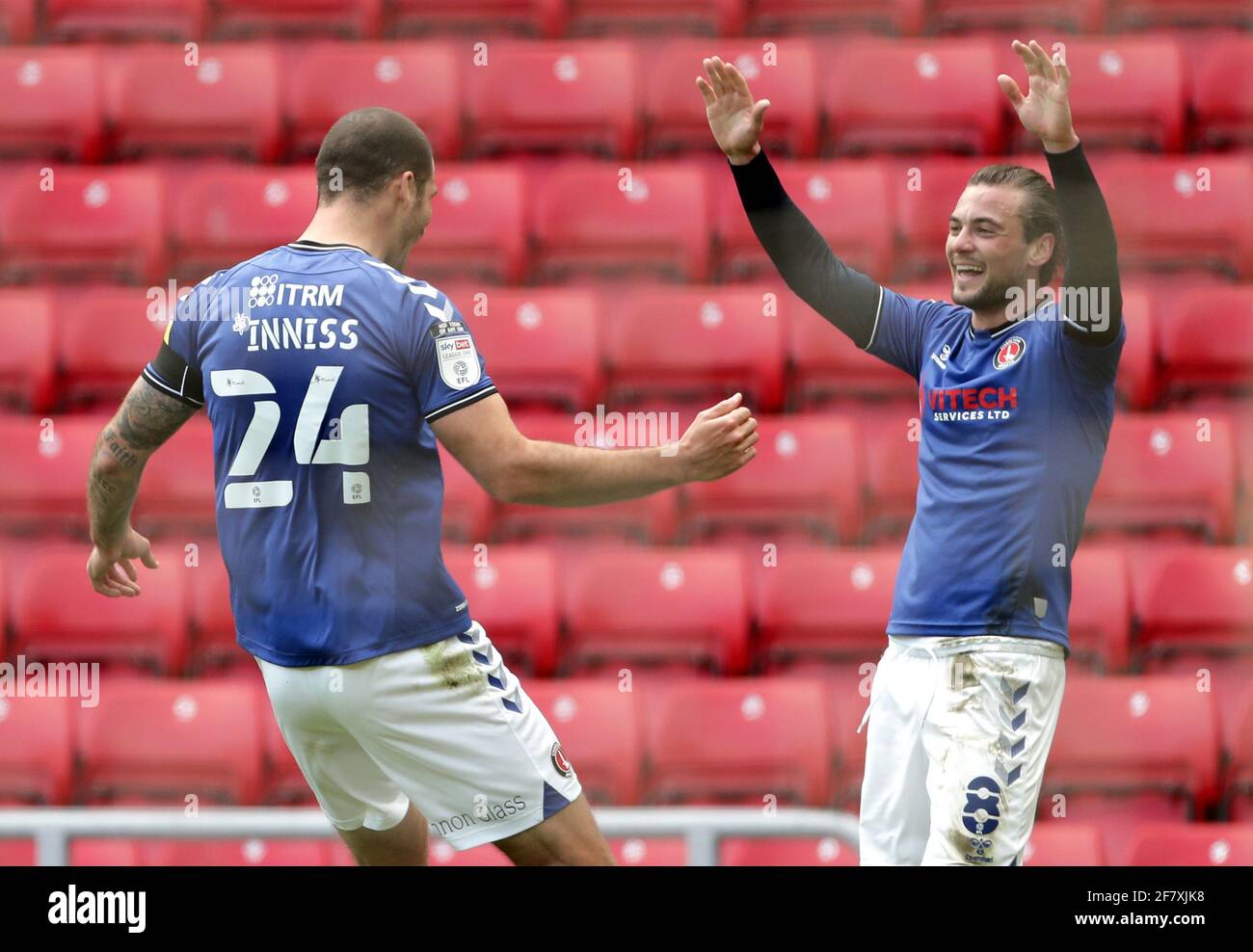 Ryan Inniss von Charlton Athletic (links) und Jake Forster-Caskey feiern das erste Tor ihres Spielers, das von Josh Scowen (nicht abgebildet) von Sunderland während des Sky Bet League One-Spiels im Stadium of Light, Sunderland, erzielt wurde. Bilddatum: Samstag, 10. April 2021. Stockfoto