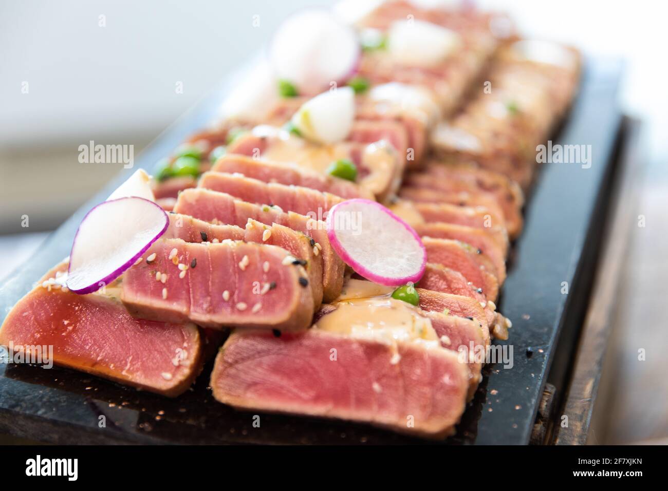 Frisches Thunfischsteak in Scheiben geschnitten und auf einem Teller serviert Eine Party Stockfoto