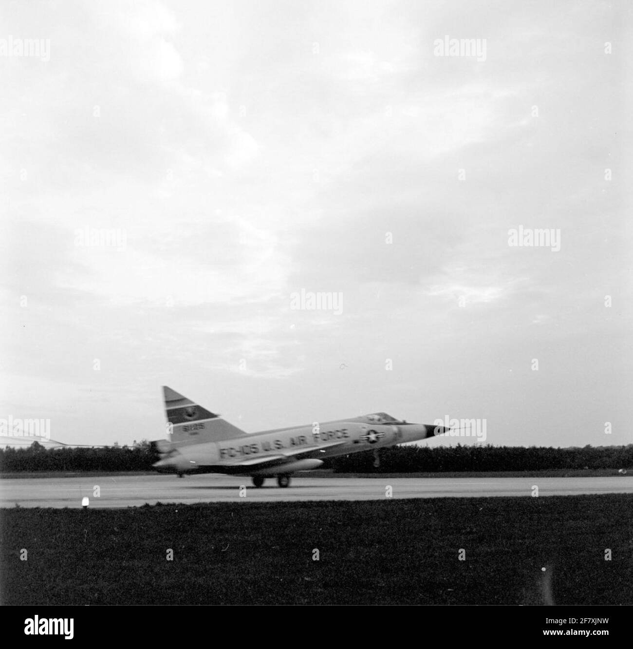 Convair F-102A Delta Dagger, aus dem amerikanischen 32 Tactical Fighter Squadron (TFS), bei der Landung auf dem Soesterberg Airbase. Stockfoto