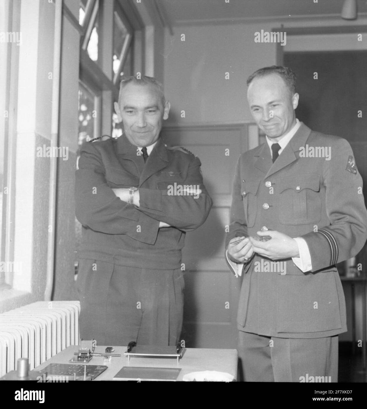 Eröffnung des Transistorlabors lets.op 10. Mai 1962 durch den Kommandanten Lets, den Leutnant-Colonel-Kite J.H. Coppens das Transistor-Labor wurde offiziell eröffnet. In seiner Rede stellte der Superb O. fest, dass dieses Labor durch Studien, einen Erfindergeist, Teamwork und ein großes Interesse an der Arbeit von Kapitän Seckel und seiner Politik etabliert wurde. Ein Labor in dieser Form ist das einzige in der Lande und es bedeutet eine reiche Erfahrung auf dem Gebiet der eigenen Entwicklung für die LETS. Die willkommene Ankündigung, dies in dieser Errungenschaft tun zu können, hatte der Chef der Luftwaffe einen gefunden Stockfoto
