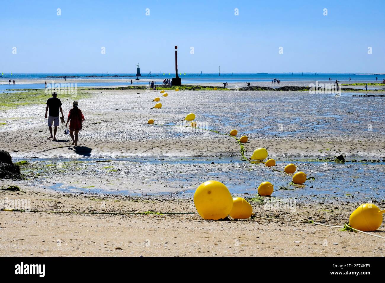 Frankreich, Le Pouliguen, 15.07.2019: Strandspaziergaenger in Le ...