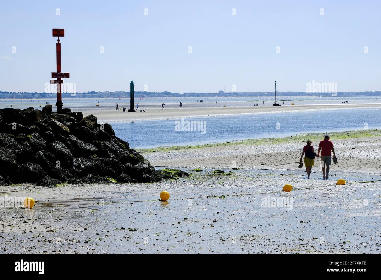 Frankreich, Le Pouliguen, 15.07.2019: Strandspaziergaenger in Le Pouliguen an der französischen Atlantikkueste im Departement Loire-Atlantique in der Stockfoto