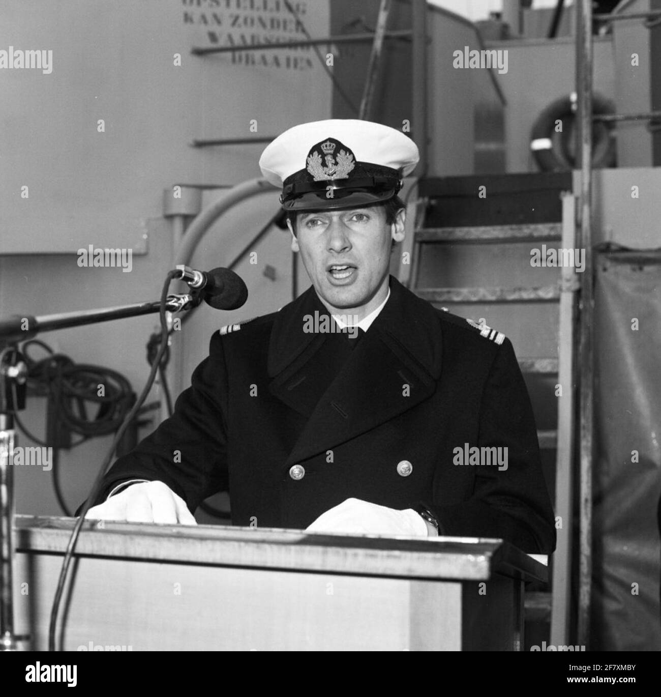 Befehlsübertragung in h.ms. Wolf van Lieutenant auf See von ​​the 1. Klasse A. Vos auf See von ​​the 1. Klasse R. H. Zuidema Stockfoto